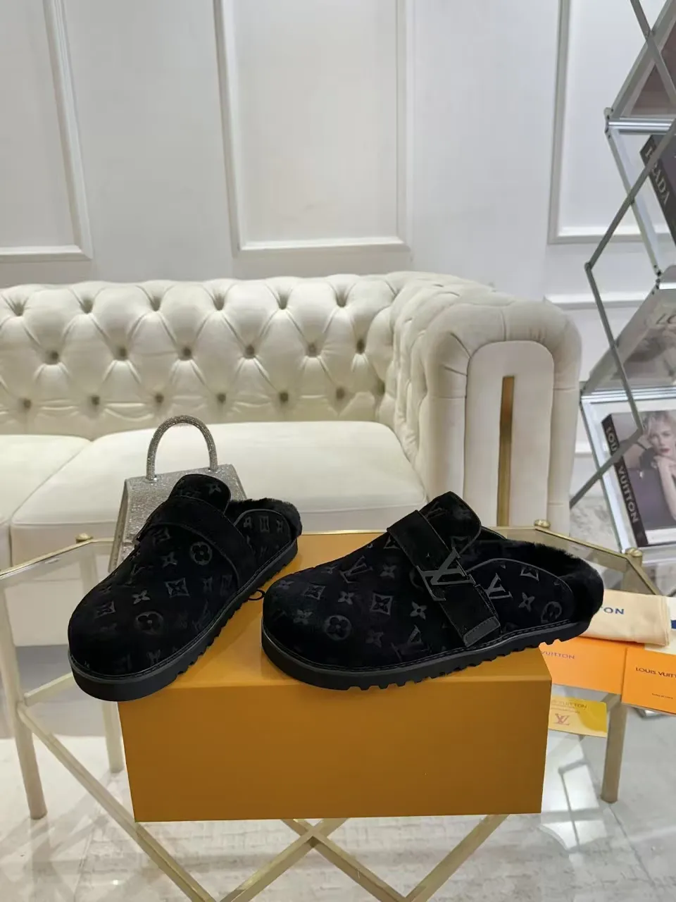 p600✨ LV Couple’s Wool Slippers｜Full of high-end feel, the soles of your feet are luxurious✨ We have achieved the ultimate restoration of the "higher version" of this pair of LV classic toe-toe slippers! 👫💫 🌟 The core advantages are clear at a glance: ✔️ Original jacquard + cowhide fabric, delicate texture, high-end at first glance; ✔️ 280% pure wool lining, wearing barefoot is like stepping on clouds ☁️, soft and skin-friendly and not sweaty; ✔️ Non-slip rubber bottom + three-dimensional toe design, super stable for walking, fashionable and practical!  👀 Must-have attention to detail: Belt buckle + classic LV presbyopic elements, revealing the aura of a big-name brand in a low-key manner ~ Whether it is a couple dating or a trip with besties, both of them are the focus when they go out👟💖 ✨ Easily match the wardrobe: jeans + sweaters, lazy and casual style ✔️ Coat + skirt, refined and elegant ✔️ One pair of shoes can handle a variety of styles, and the sense of luxury is never artificial ~ #LV slippers #couple outfit #High-End Customization #Quality Shoes Recommendation Fabric: Yangjing/classic jacquard fabric Lining: Imported wool lining Sole: Original rubber sole Size: Female 35-41 Male 38-46